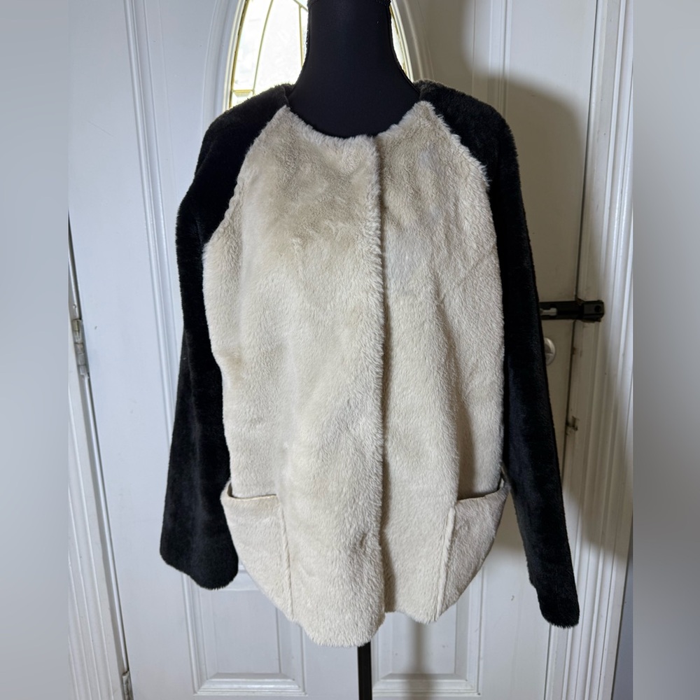 Velvet by Graham & Spencer Black and nude faux fur jacket size M